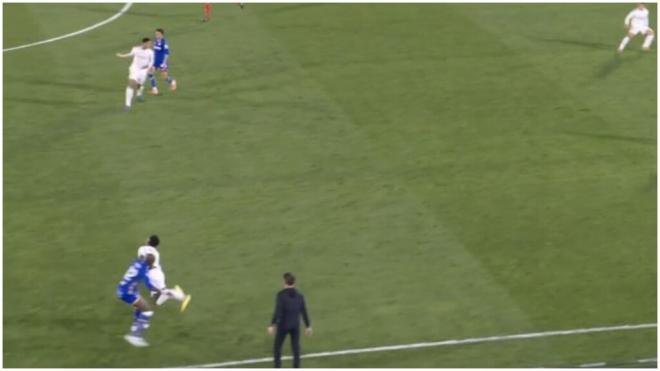 La acción con Vinicius que encadena la roja a Nyom. (Movistar)