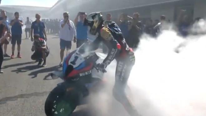 Toprak Razgatlioglu, celebrando su tercer título de WorldSKB en Jerez (Foto: DAZN).