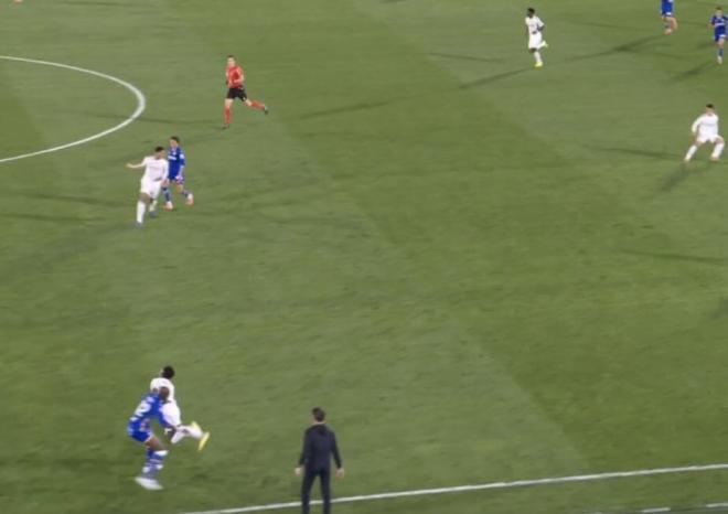 La acción con Vinicius que encadena la roja a Nyom. (Movistar)