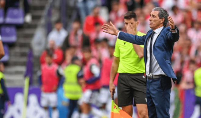 Guillermo Almada dirigiendo en el encuentro ante el Sporting