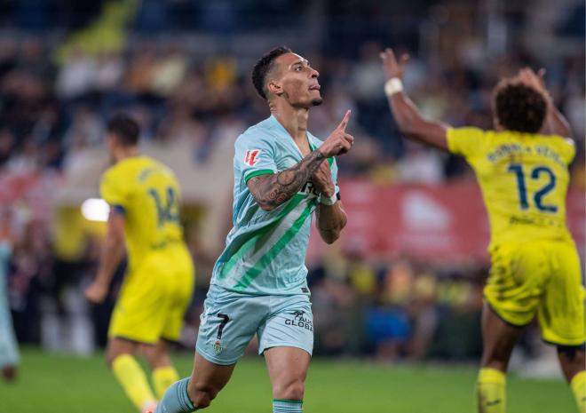 Antony, celebrando uno de sus goles ante el Villarreal (Foto: Cordon Press).
