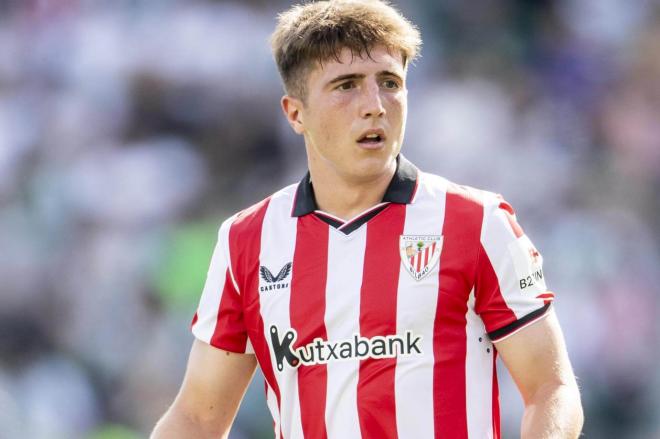 Gesto serio de Mikel Jauregizar en el partido ante el Elche CF empatado en el Martínez Valero (Foto: Athletic Club).