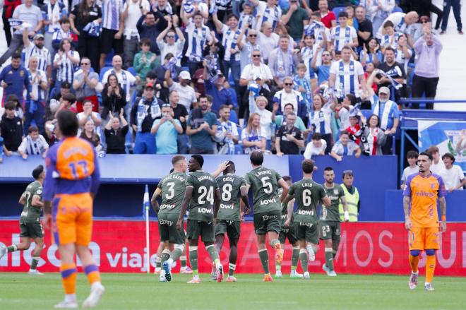 Los jugadores del Leganés celebran uno de sus goles al Málaga (Foto: LALIGA).