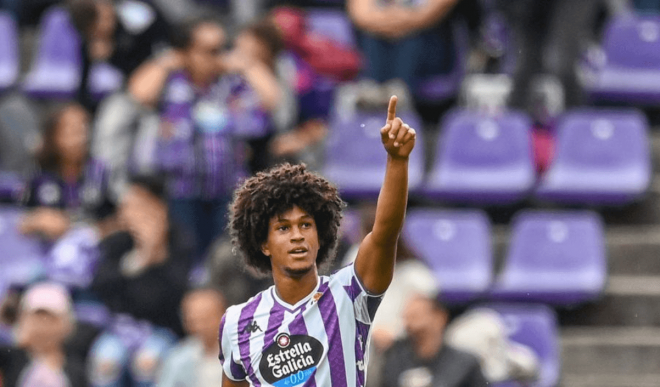 Peter Federico intenta controlar la pelota ante el Sporting.
