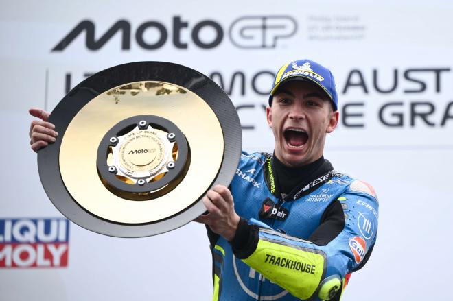 Raúl Fernández celebra su victoria en el Gran Premio de Australia (Foto: EFE).