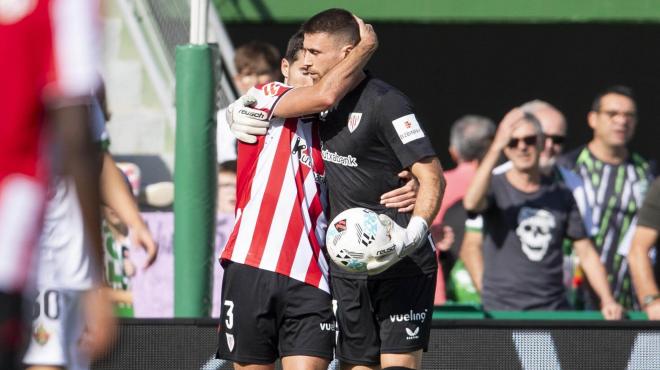 Abrazo de Unai Simón snte el Elche en el Martínez Valero (Foto: Athletic Club).