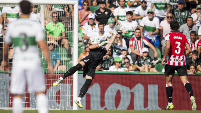 Vuelo de Unai Simón en el empate a cero ante el Elche en el estadio Martínez Valero (Foto: Athletic Club).