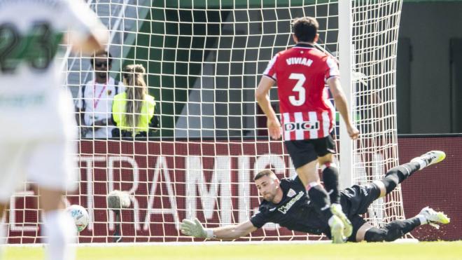 Parada de Unai Simón ante el Elche en el Martínez Valero (Foto: Athletic Club).