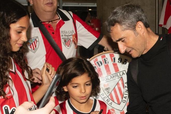 El técnico Ernesto Valverde atiende a los athleticzales más pequeños en Elche (Foto: Athletic Club).