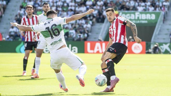 Yuri Berchiche la pelea en el partido ante el Elche CF en el Martínez Valero (Foto: Athletic Club).