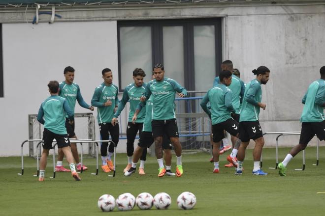 Los jugadores del Betis, en el entrenamiento de este lunes (Foto: Kiko Hurtado).