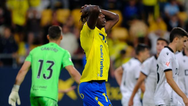 Dawda Camara se lamenta en el Cádiz - Burgos (Foto: LALIGA).