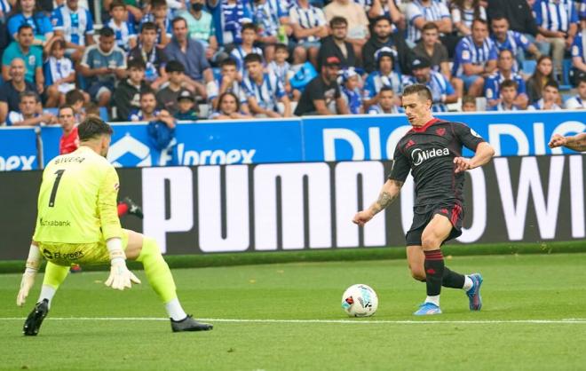 Alfon, en la jugada de su lesión en el Alavés-Sevilla (Foto: Cordon Press).
