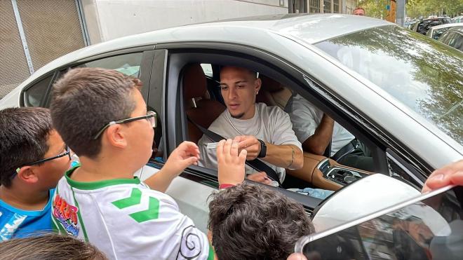 El cariño del beticismo a Antony a la salida del entrenamiento (Foto: Kiko Hurtado).