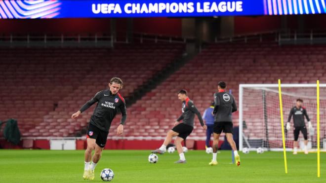 Los jugadores del Atlético de Madrid entrenando en el Emirates Stadium (Fuente: Europa Press)