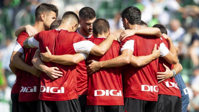 Piña del equipo de Ernesto Valverde que ahora necesita ganar en la UEFA Champions League al Qarabag (Foto: Athletic Club).