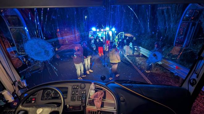 Autobús con las lunas rotas (Foto: X).