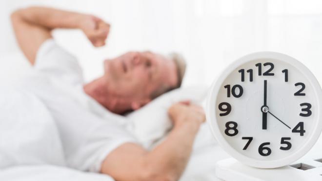 Hombre despertándose a las seis de la mañana (Foto: Freepik)