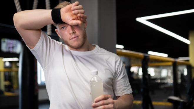 Hombre con aspecto cansado en el gimnasio (Foto: Freepik)