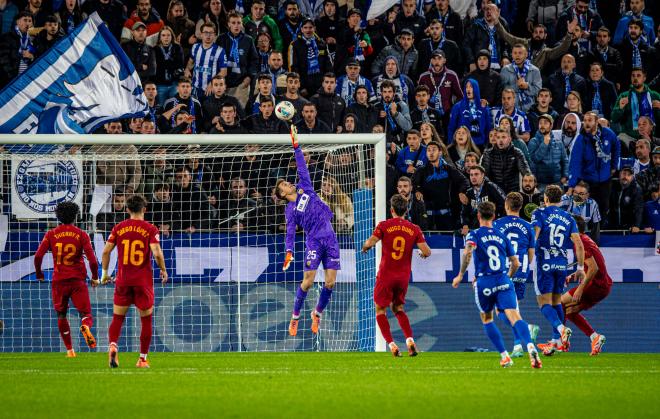 Julen Agirrezabala ante el Alavés (Foto: Valencia CF)