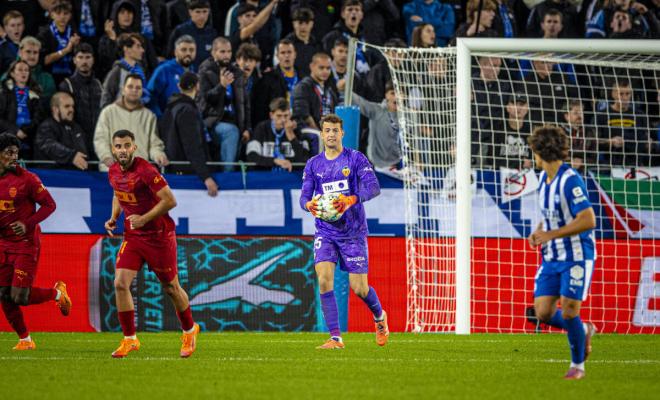 Julen Agirrezabala ante el Alavés (Foto: Valencia CF)