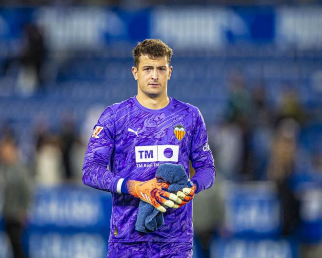 Julen Agirrezabala ante el Alavés (Foto: Valencia CF)