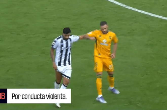 La polémica acción entre Alberto e Higinio en el Castellón-Albacete.