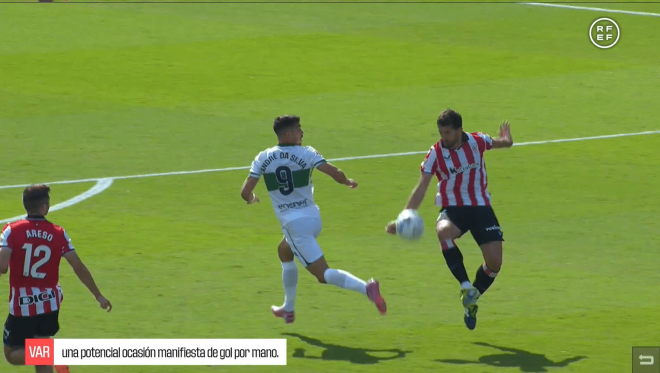 La polémica mano de Dani Vivian en el Elche-Athletic.