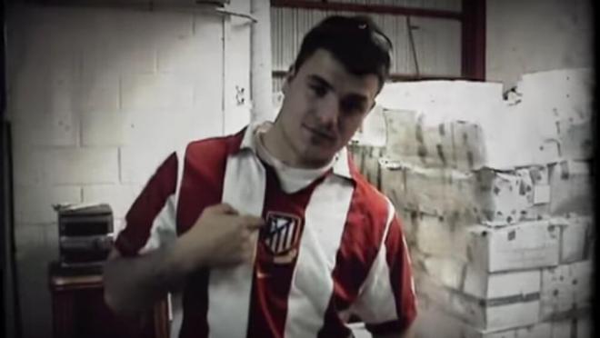 Dani Martín con una camiseta del Atlético de Madrid en el videoclip de su canción '18' (Youtube)