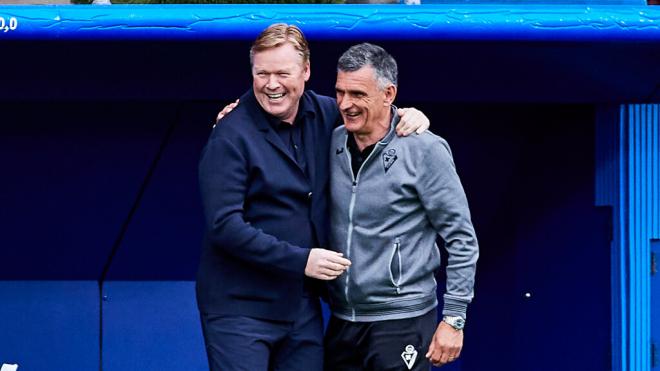 Ronald Koeman y José Luis Mendilibar durante un Eibar - Barcelona (Fuente: )