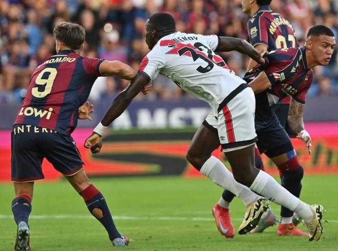 Nobel Mendy, en el Levante-Rayo (Foto: Cordon Press).