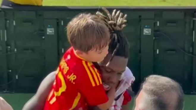 Nico Williams abraza a Óscar (ElDesmarque)