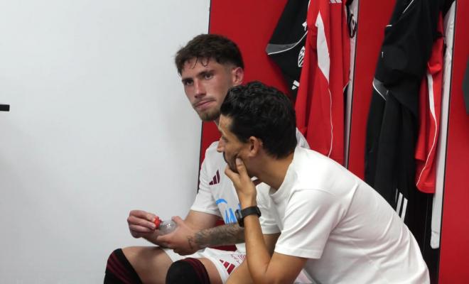 Jesús Navas, junto a Carmona, en el vestuario del Sevilla (Foto: SFC+).