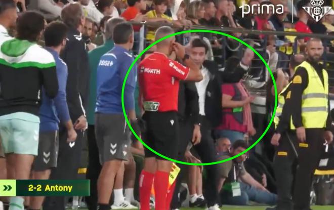 Marcelino García Toral, pidiendo la revisión del VAR.