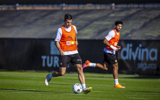 Baptiste Santamaría podría quedarse fuera del once titular (Foto: Valencia CF)