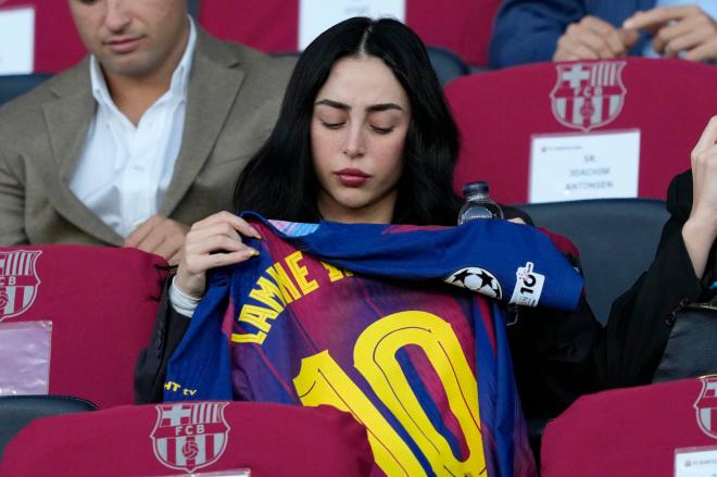 Nicki Nicole en las gradas del Lluis Companys (Foto: EFE)