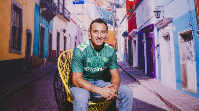 Andrés Guardado y la ropa del Día de Muertos del Real Betis (Foto: RBB).