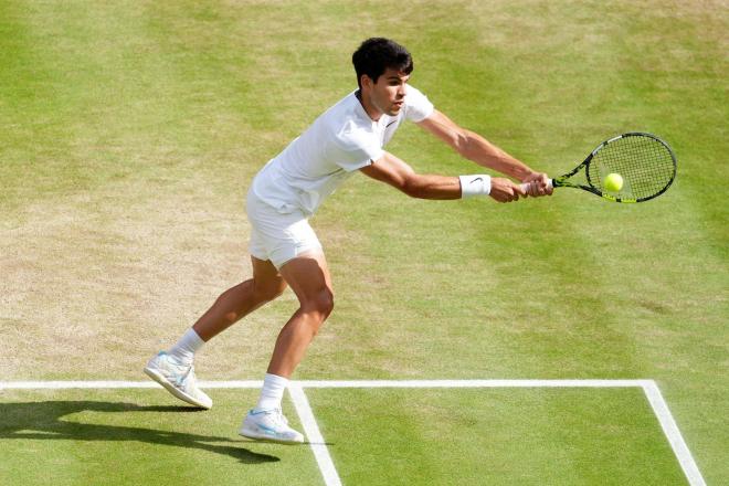 Carlos Alcaraz, durante un punto de la final de Wimbledon (Foto: Cordon Press)
