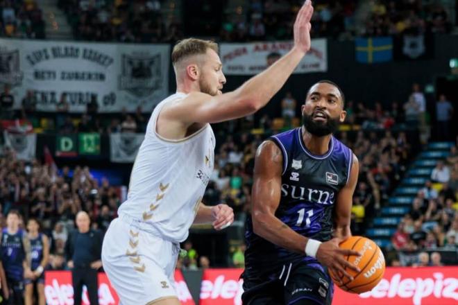 Esfuerzo en la pintura del SURNE Bilbao Basket en un partido de la Liga Endesa (Foto: ACB Photo).