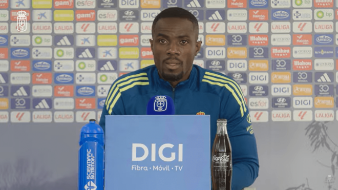 Eric Bailly, en rueda de prensa del Real Oviedo.