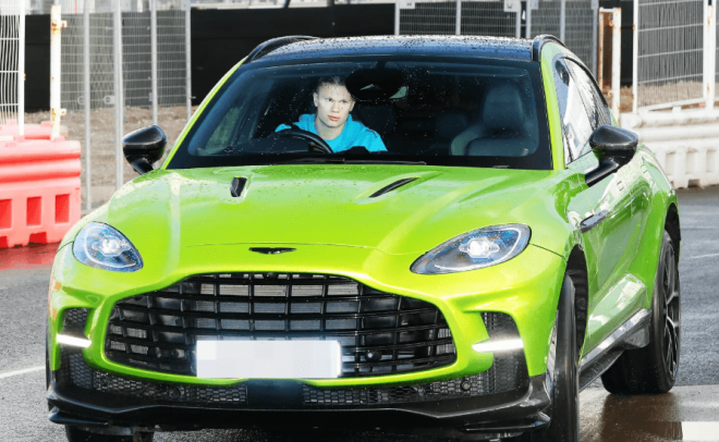 Haaland, a bordo del coche (Foto: The Sun)