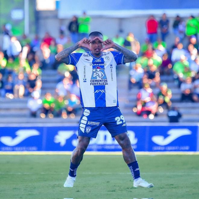 Celebración de Kenedy en su gol para el Pachuca FC
