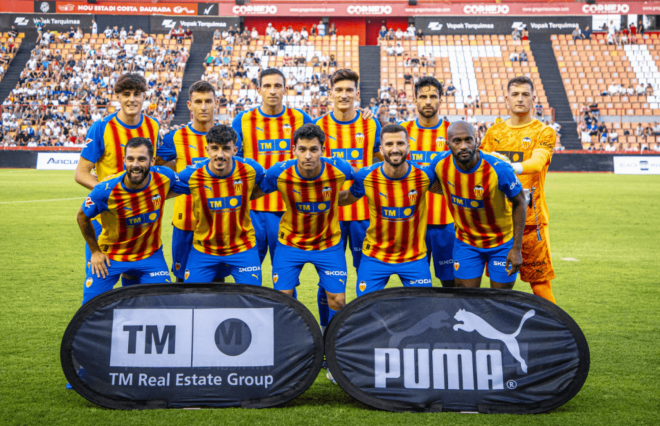 El Valencia CF con la Senyera (Foto: Valencia CF)