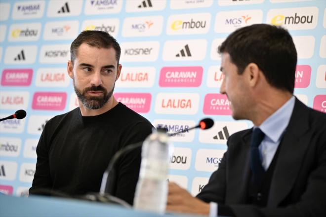 Presentación de Rubén Sellés con Fernando López en el Real Zaragoza (Foto: EuropaPress).
