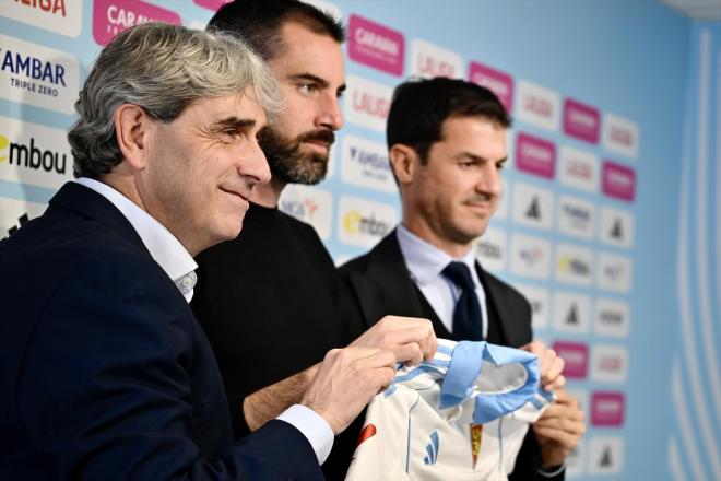 Txema Indias y Fernando López, junto a Rubén Sellés en el Real Zaragoza (Foto: EuropaPress)
