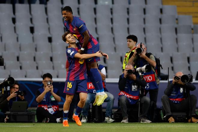 Fermín López y Lamine Yamal celebran el gol ante Olympiacos (Foto: EFE)