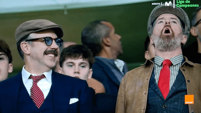 Jason Sudeikis y Brendan E. Hunt, en el Arsenal-Atlético.