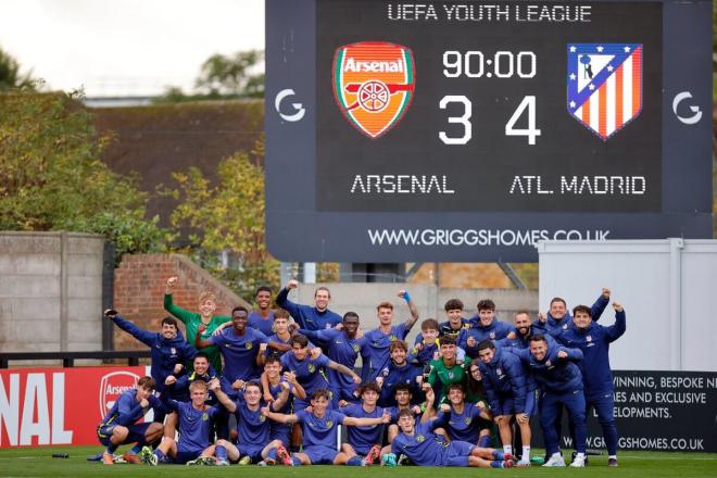 Los juveniles del Atlético celebran el triunfo ante el Arsenal (Foto: Atleti Academia).