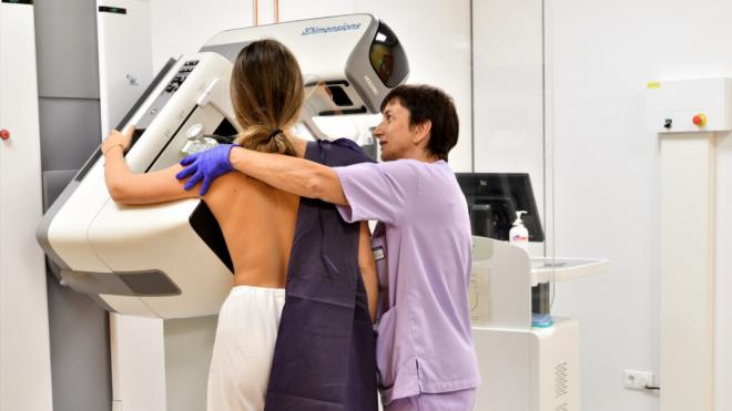 Una mujer se realiza una mamografía (Foto: IREKIA/E.P.)