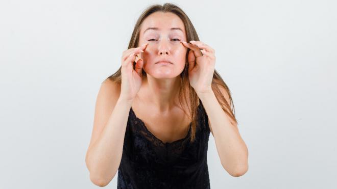 Mujer entrecerrando los ojos (Foto: Freepik)